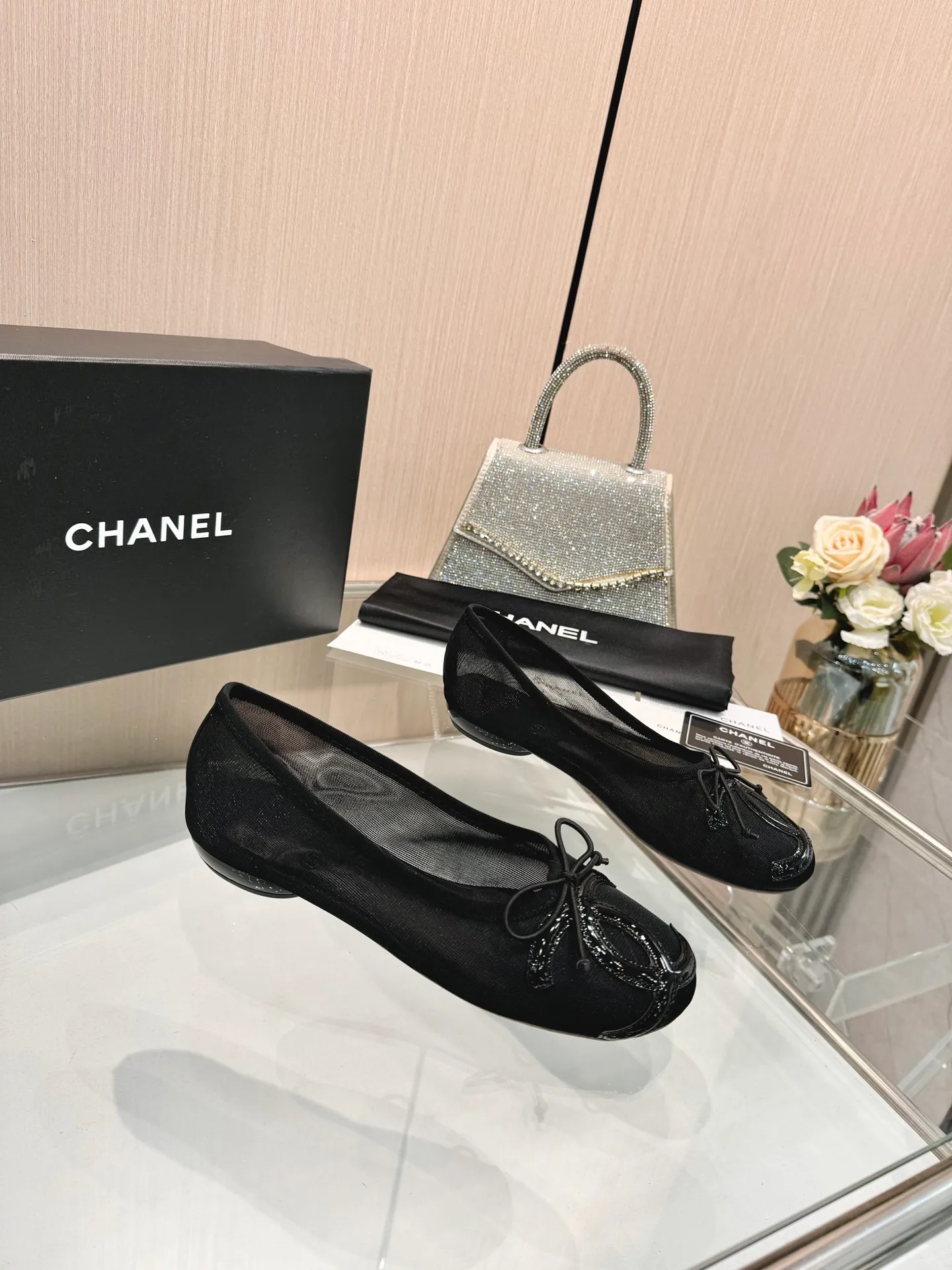 👟👟Ex-factory price 480👟👟 | ²⁰²5 𝐬𝐬 🤍🤎𝐂𝐇𝐀𝐍𝐄𝐋 Chanel 26A catwalk style handmade Mary Jane women's shoes. Ballet shoes are so amazing, the bow pattern is so cute! Even if I don’t wear flat shoes, I can’t resist the temptation! The second recommended pair of Chanel logo women's shoes has great texture and is versatile. It is made of lambskin and has an original two-color outsole. Size: 35-40 (41 can be customized and cannot be returned or exchanged)